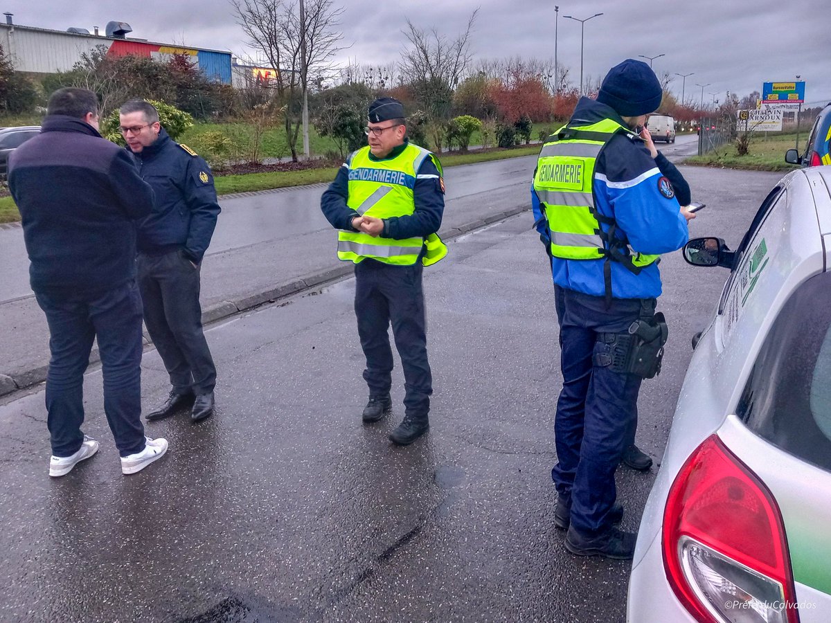 🚨 Lutte contre l’insécurité routière dans le Virois

Ce week-end, le sous-préfet de Vire a accompagné les unités de la gendarmerie lors de plusieurs contrôles ciblés. Une mobilisation indispensable alors que le territoire connaît une fin d’année particulièrement sombre : 7 décès