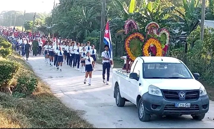 Estudiantes de la Feem De Amancio protagonizan el homenaje a los caídos en misiones internacionalistas y en la Defensa de la Patria, en el aniversario 129 de la caída en combate de Maceo y Panchito Gómez Toro y 36 de la Operación Tributo.

#100AñosConFidel
#FEEMTunera