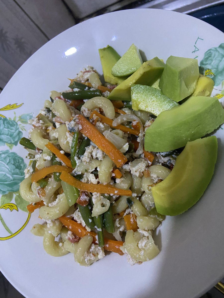 nelodrums's tweet photo. Plant based breakfast👌💯🇨🇲🇨🇲🇨🇲🇨🇲🇨🇲

Ingredients:
-egusi 
-avocado 
-carrots/greenbeans
-parsley/celery 
-fruits 
-bread
👨‍🍳 https://t.co/SsL37ekquo
