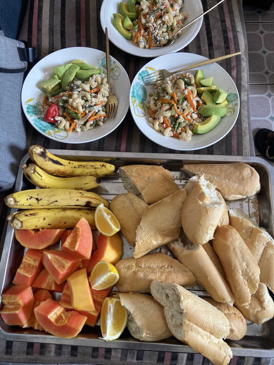 nelodrums's tweet photo. Plant based breakfast👌💯🇨🇲🇨🇲🇨🇲🇨🇲🇨🇲

Ingredients:
-egusi 
-avocado 
-carrots/greenbeans
-parsley/celery 
-fruits 
-bread
👨‍🍳 https://t.co/SsL37ekquo