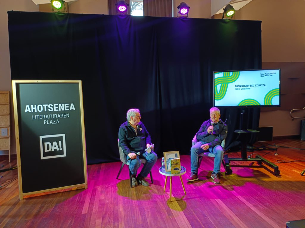 ereinargi's tweet photo. Eta orain plaza berdinean, @ahotsenea -n, Karlos Linazasorok bere azken nobela,  “Düsseldorfeko txibatoa” aurkeztuko digu, @durangokoazoka -n! https://t.co/beCze8XpPg