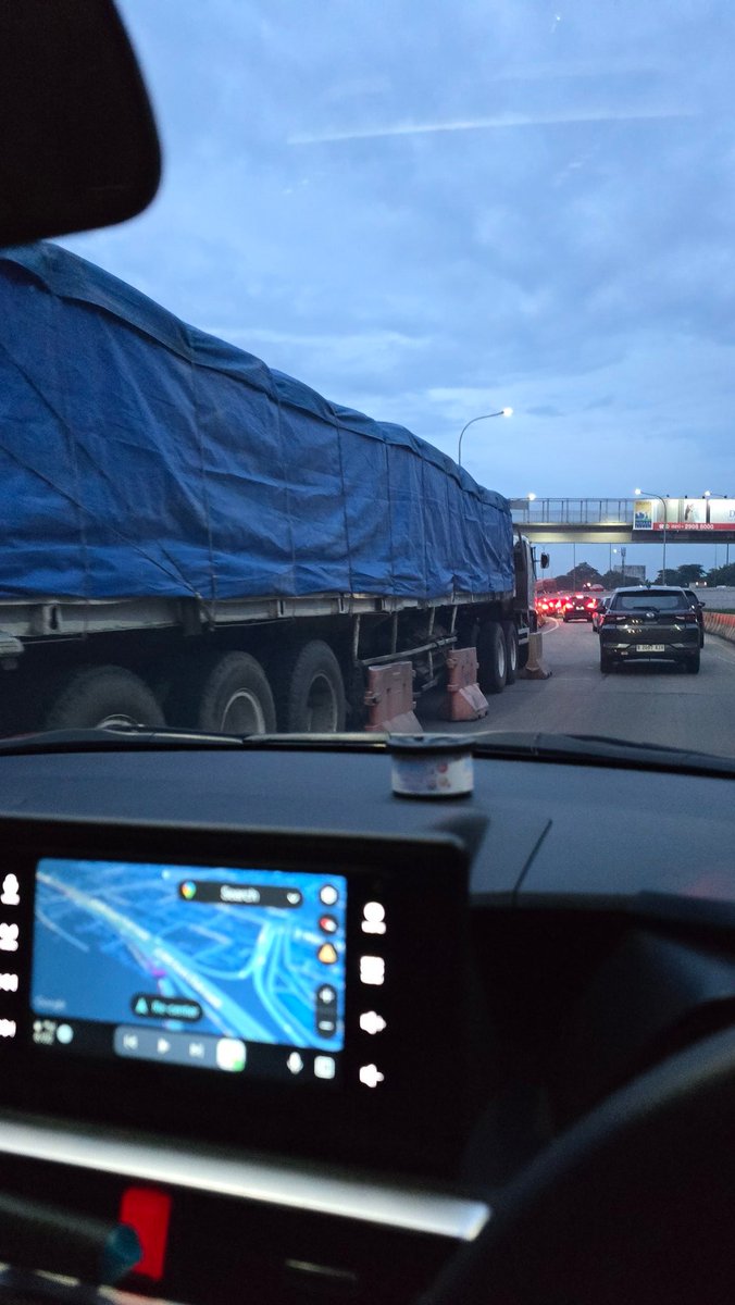 ind_kll's tweet photo. @PTJASAMARGA min ini ada truk berhenti di exit jatiasih km 41 bikin antrian jadi panjang. Tx https://t.co/tuklVD7mRp