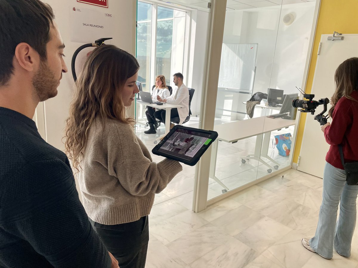 Quiero dar las gracias a todo el equipo de <a href="/InformeSemanal/">Informe Semanal</a> que vino a nuestro laboratorio, con <a href="/sergiopita_/">Sergio Cáceres Pita</a> a la cabeza. Estuvieron 4h grabando aunque luego el mensaje se concentre en unos minutos. Gracias por vuestro trabajo! Aquí algunas imágenes del “cómo se hizo” 😃