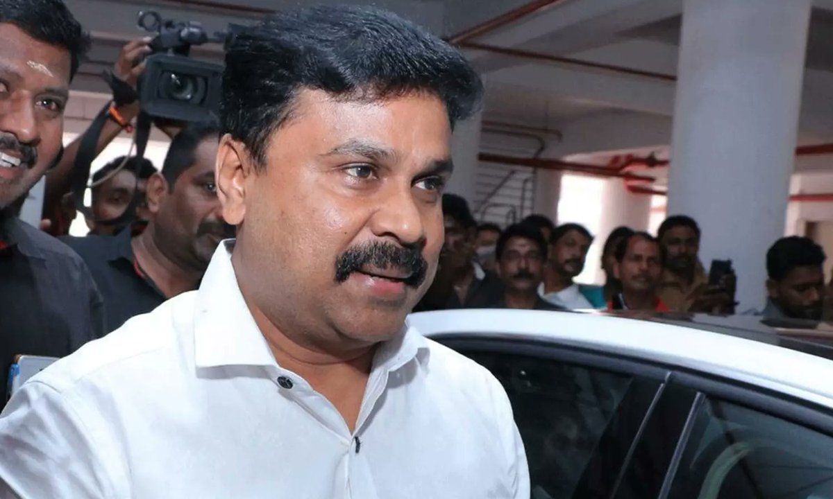 rikki48693's tweet photo. బిగ్ రిలీఫ్: నటుడు దిలీప్‌కి క్లీన్ చిట్
మలయాళ చిత్ర పరిశ్రమలో సంచలనం సృష్టించిన 2017 నాటి హీరోయిన్ కిడ్నాప్ దాడి కేసులో తుది తీర్పు వెలువడింది. కోర్టు కీలక నిర్ణయం హీరో దిలీప్‌ను నిర్దోషిగా ప్రకటించిన న్యాయస్థానం.
#Dileep #Mollywood #actressattackcase #DileepVerdict #PulsarSuni https://t.co/kqLXNUPeRV