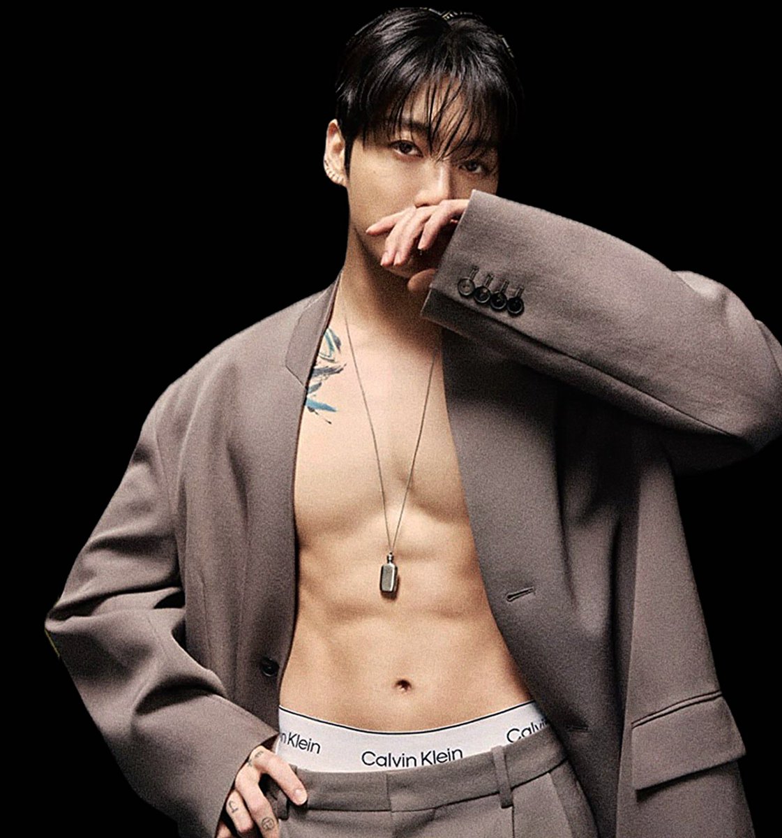 thvjkmon's tweet photo. Jungkook’s big heart and eight pack abs https://t.co/IOpYabK0Ig