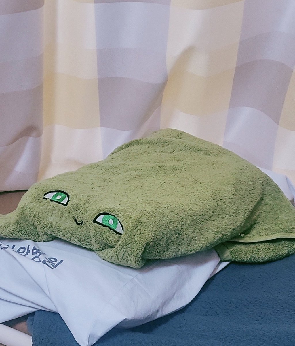 집안 사람들 누구도 이를 이상하게 생각하지 않음... 아무래도 이 녀석 침투하는데 성공한 것 같다.. 이 자연스러움이 두렵다..