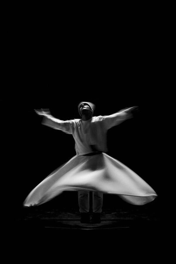 لا تُفتّش بعيدًا عن ذاتك؛ فكلُّ ما تهفو إليه روحك مزروعٌ فيك منذ اللحظة الأولى.

— جلال الدين الرومي