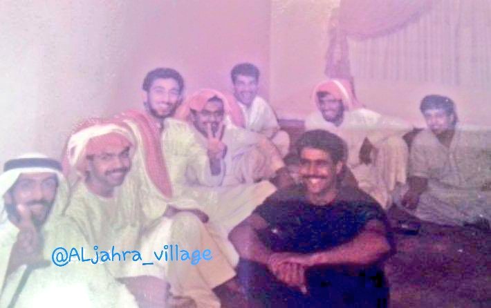 التقطت الصورة بأحد ديوانيات #الجهراء_القديمة
أوائل التسعينات وتجمع فيها :
*أحمد العلاطي
*نايف الخرشان
*صعب مرزوق المطيري 
*سعد الخرشان 
*أحمد عبدالعزيز الشمري 
*محمد سامح الشمري 
*محمد الحبشي 
*أحمد سعود السعيدي
#الجهراء 
#الكويت 🇰🇼