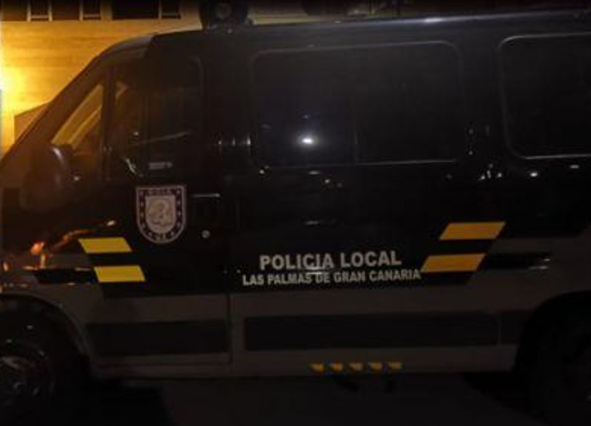 PoliciaLPA's tweet photo. La Unidad UE-GOIA 🚓Detiene a 2 personas por Robo de un bolso con 300 eur. y un cargador de teléfono en el barrio de #Arenales en la noche del sábado.
#SeguridadCiudadana https://t.co/8DHGvMNH6X