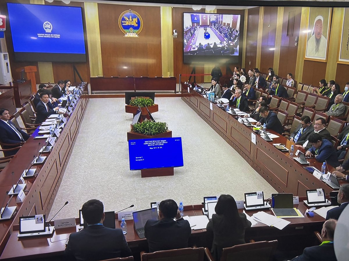 Үе үеийн Монгол төрийн жолоо атгалцаж явсан ахмадууд иржээ. Тэдний ярьж буй зүйлүүдийг сонсоод бидний амьдрал ийм дорой байх нь аргагүй юм байна гэдгээ ойлголоо. Авдаг, өгдөгөөрөө алдартангууд хамгийн их эх оронч, цээжээ балбагч байдаг аж. Бүр хамгийн аймшигтай нь Монголын