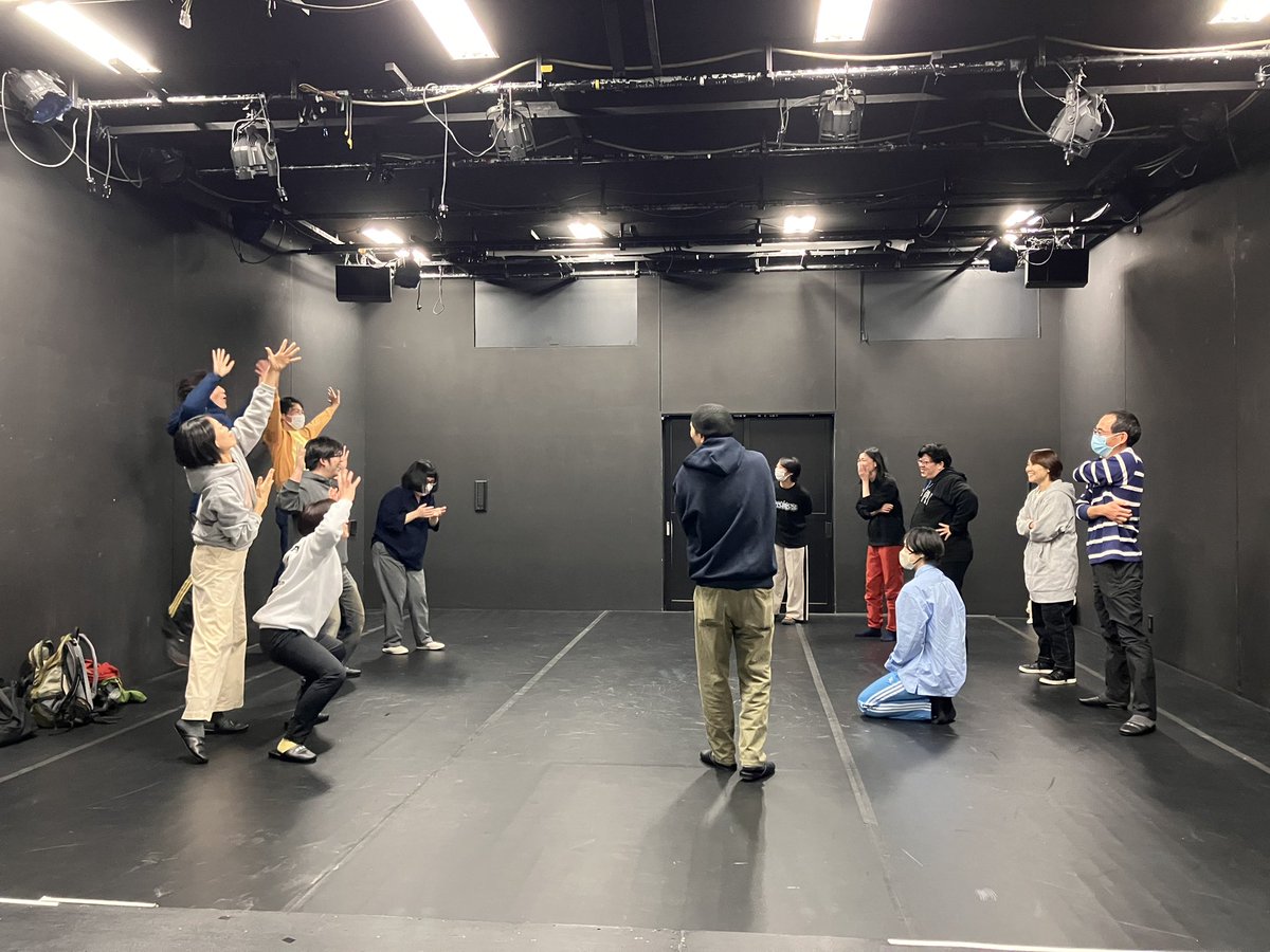 今日から、「劇作家２人と平日の夜５日間、稽古して、20～30分の作品を作って土曜日の夜に発表してみるワークショップ」 です‼️
まずは自己紹介とアイスブレイクからスタート🌟