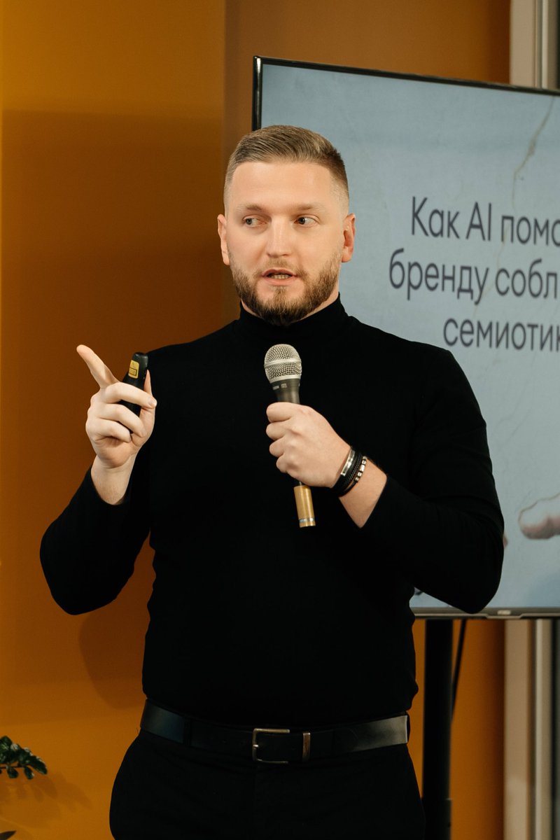 Надел водолазку, чтобы сразу извиниться за то что отожрал бока