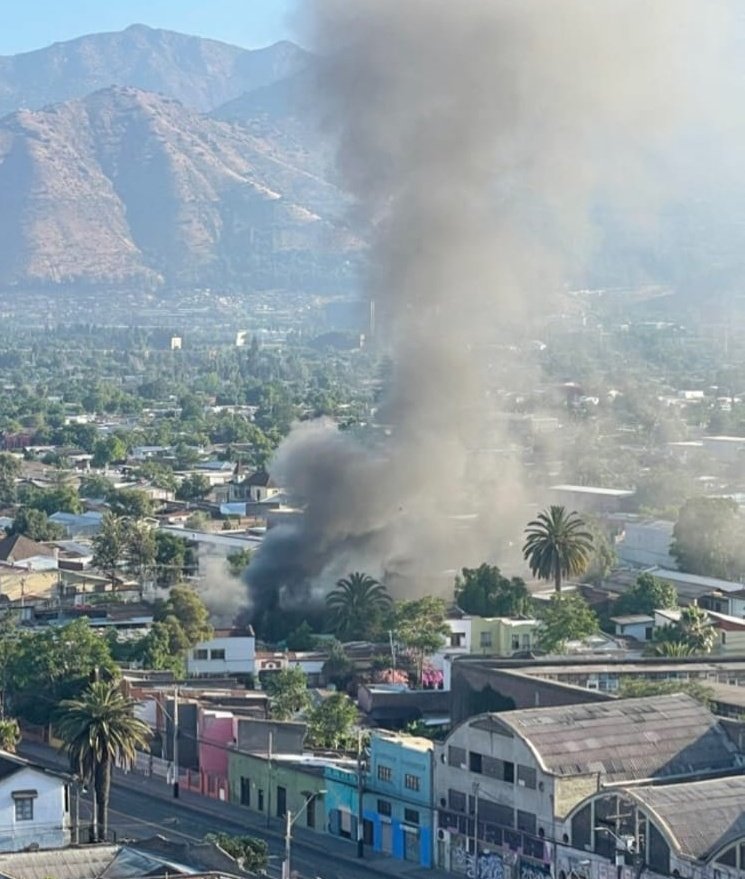🔴 AHORA: el Cuerpo de Bomberos de Santiago declara 2ª Alarma de #Incendio en casa habitación, en calle Rawson y Av. Recoleta, comuna de #Recoleta.
La respuesta es con voluntarios y máquinas de 13 compañías.
<a href="/Comandantecbs/">Comandantecbs</a> 
<a href="/Muni_Recoleta/">Municipalidad de Recoleta</a>
