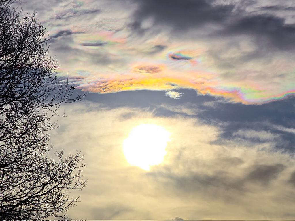 Iridescent clouds at wintersett <a href="/kerriegosneyTV/">Kerrie Gosney</a> <a href="/itvweather/">ITV Weather</a> <a href="/KeeleyDonovan/">Keeley Donovan</a> <a href="/Hudsonweather/">Paul Hudson</a> <a href="/SimonOKing/">Simon King</a> <a href="/bbcweather/">BBC Weather</a> <a href="/metoffice/">Met Office</a> <a href="/Expwakefield/">Experience Wakefield</a> <a href="/MyWakefield/">Wakefield Council</a> <a href="/WakeExpress/">Wakefield Express</a> <a href="/journoLeanneC/">Leanne Clarke</a> <a href="/WkfdOfficial/">Wakefield Official News</a> <a href="/ThePhotoHour/">#ThePhotoHour</a> <a href="/metofficeYorks/">Met Office - Yorkshire & Humber</a> #Iridescent