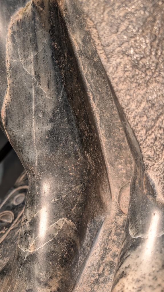 Found more overcuts on the amazing 'Khafre Enthroned' diorite statue dated to the 4th dynasty of the old kingdom of ancient Egypt. These would not occur with pounding stones, sticks and sand, a ridiculous theory. Was a rare occasion with the room not being entirely packed with