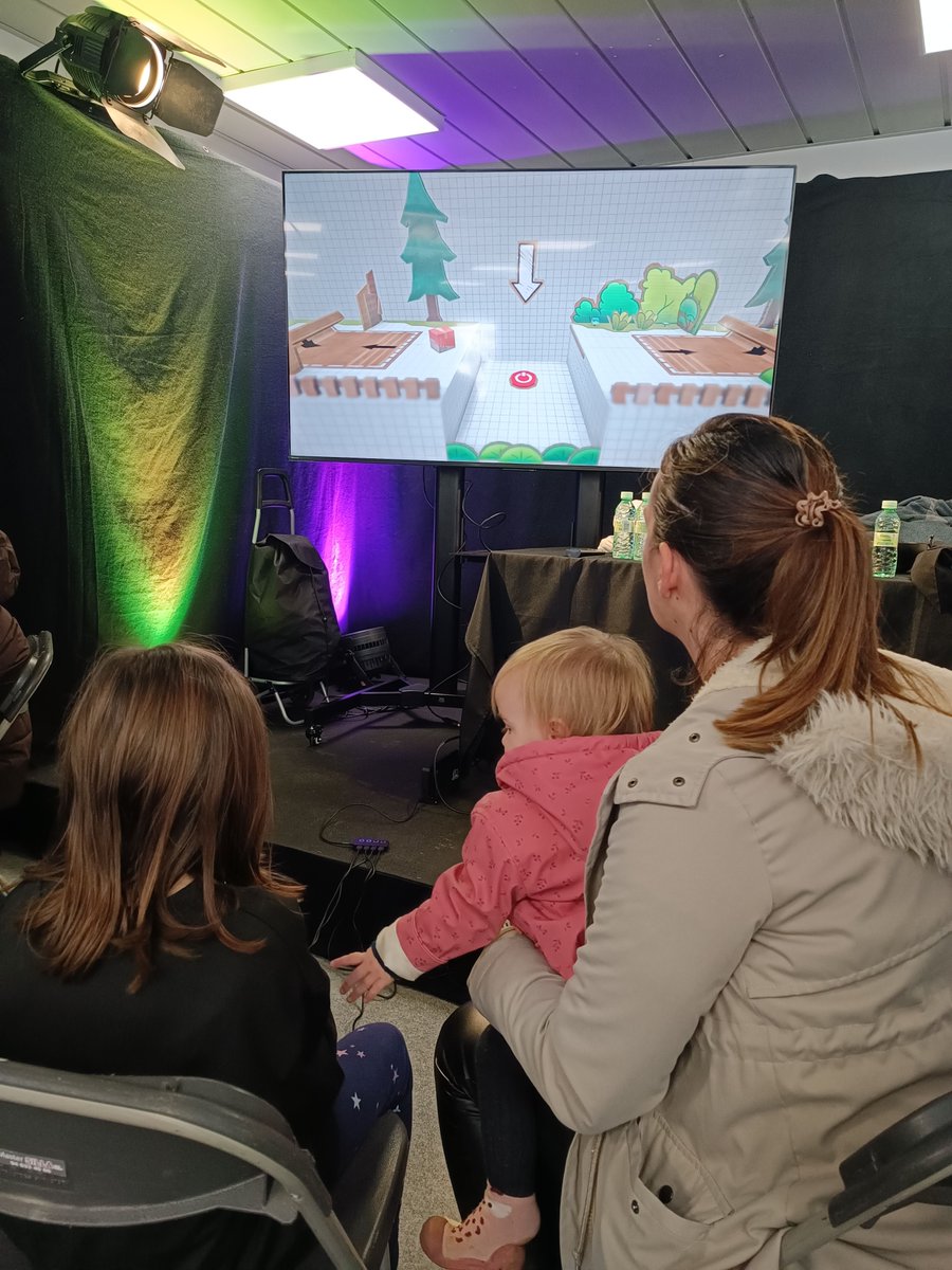 Gamerauntsia's tweet photo. 🎮🙌Gamer Gela beteta dabil Durangoko Azokan! 

Kabi@ gunean gaude euskarazko bideojokoekin gozatzen. Etorri!

#Bideojokoak #GamerGela #DA60 https://t.co/8fiZAjpf4Y