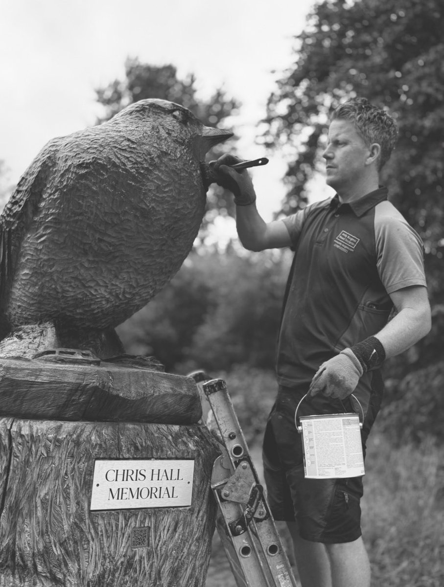 BurgessSculptor's tweet image. I carved a tree sculpture of a Robin in memory of Chris Hall back in 2022 at The Carrs in Wilmslow for my friends Fiona and Sam Hall
It would mean the world to them if you could lend your support to their fight for a law change regarding unsafe trees

change.org/p/support-chri…