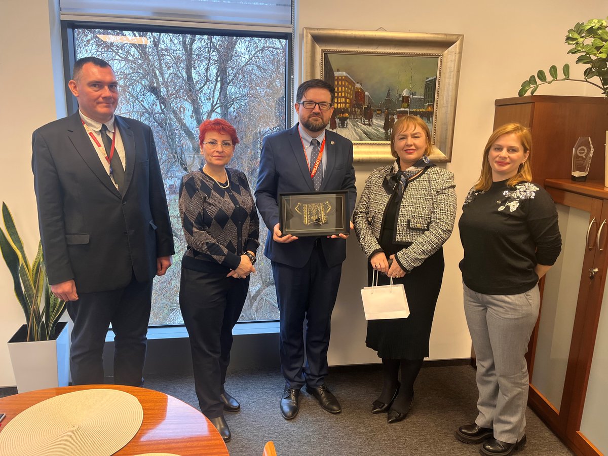 Polska's tweet photo. 3.12.2025 w @MSZ_RP 🏛️ odbyło się spotkanie zastępcy dyrektora DWPPG @PerlRafal  z dyrektor wykonawczą @AKDiaspores @ErmonelaX i @AlbanianDiplo. Rozmowy o współpracy z diasporami 🇵🇱 i 🇦🇱 oraz o wykorzystaniu AI🤖w nowatorskich rozwiązaniach. https://t.co/mU8yG2FMYJ