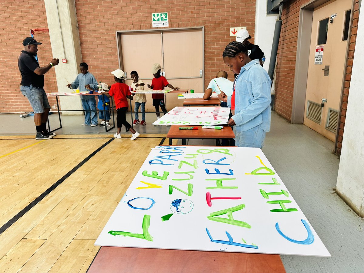 takalanisesame's tweet image. This past weekend, we extended our 25th anniversary celebration by hosting the inaugural #BondThroughPlay Community Soccer Tournament. The tournament was attended by 280 parents and children from Soweto, Alexandra, and Ennerdale for a day filled with family connections.