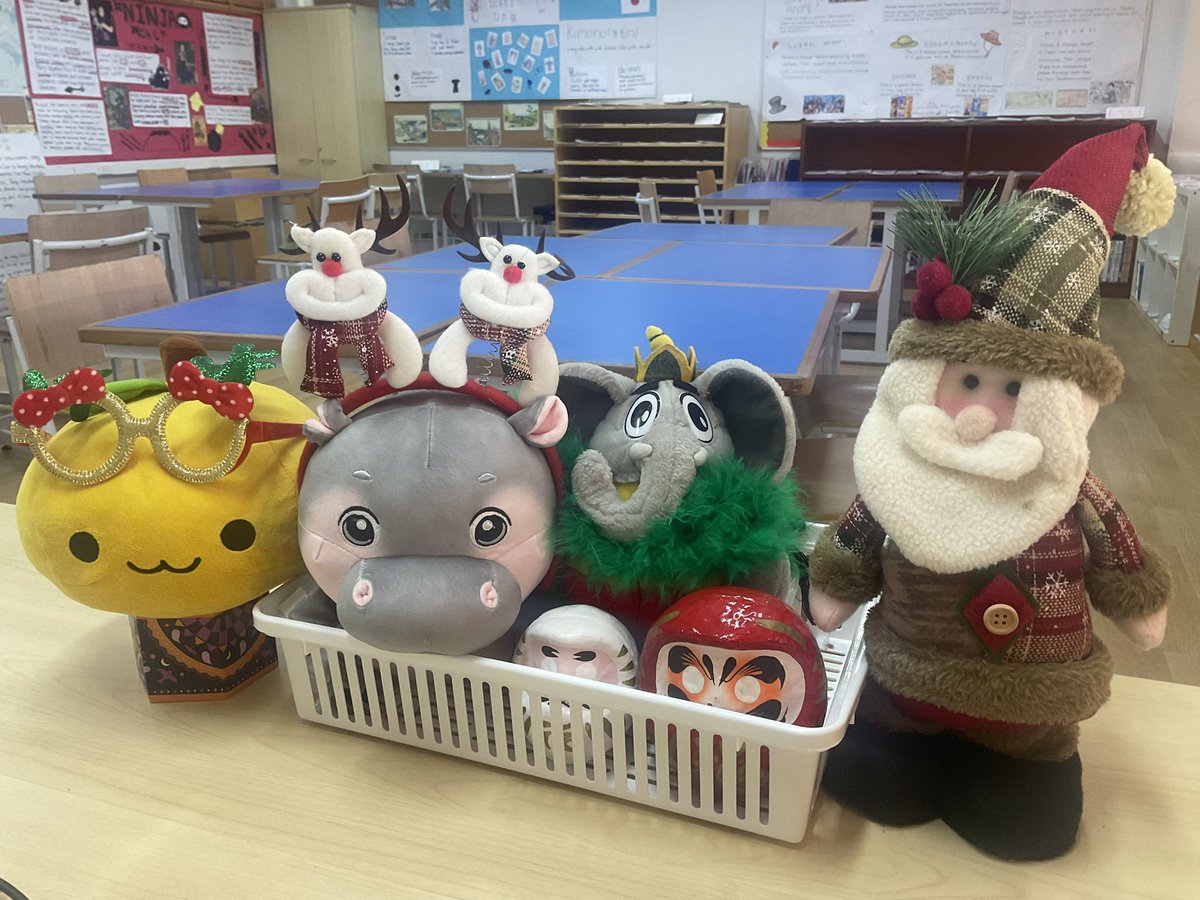 megrism's tweet photo. 教室もクリスマス気分！でも、明日から試験週間！みんな、頑張って！ https://t.co/Ae9LHWYoA9