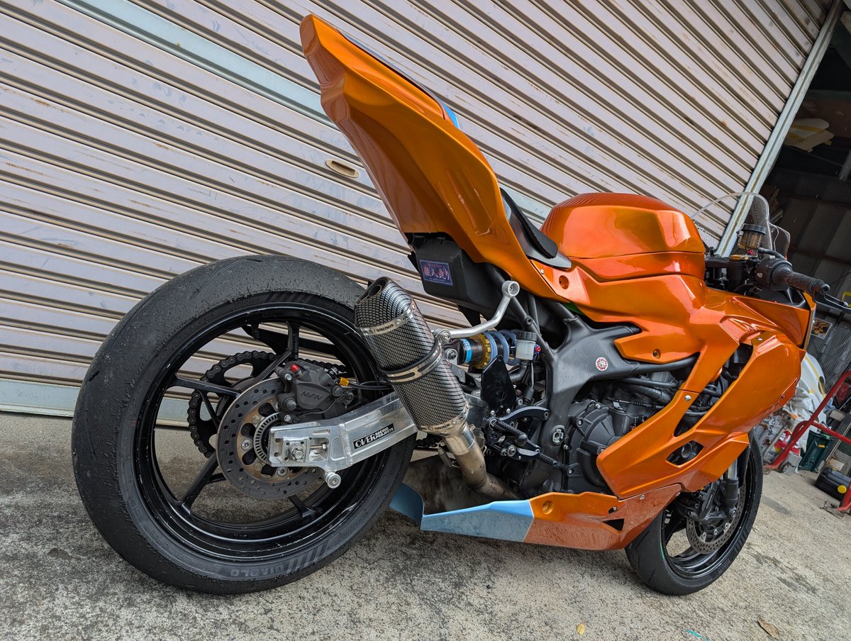 かずかずかずん カワサキとアディダス 初のコラボレーションスニーカー「KAWASAKI ZX