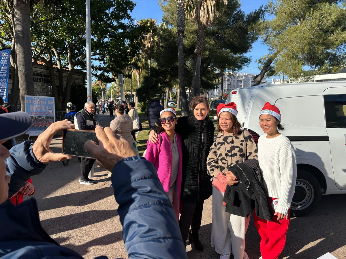 🌊🎄 Une ambiance idéale pour cette 25e édition du bain de Noël au Cros-de-Cagnes !

Félicitations à toutes celles et ceux qui ont relevé le défi. Un moment chaleureux, fait de bonne humeur, de rencontres… et d’un plongeon rafraîchissant pour accueillir l’hiver autrement !