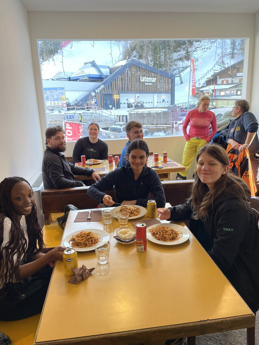 KAHealthWB's tweet image. First morning-done! Everyone loving the skiing and the scenery 🎿🚠@Kilwinning_Acad @Skisupremeuk