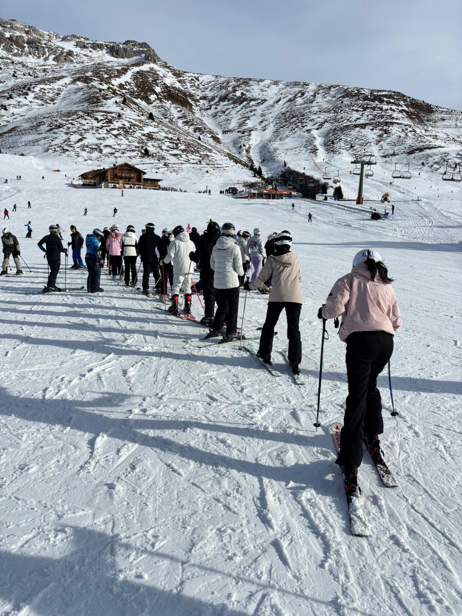 KAHealthWB's tweet image. First morning-done! Everyone loving the skiing and the scenery 🎿🚠@Kilwinning_Acad @Skisupremeuk