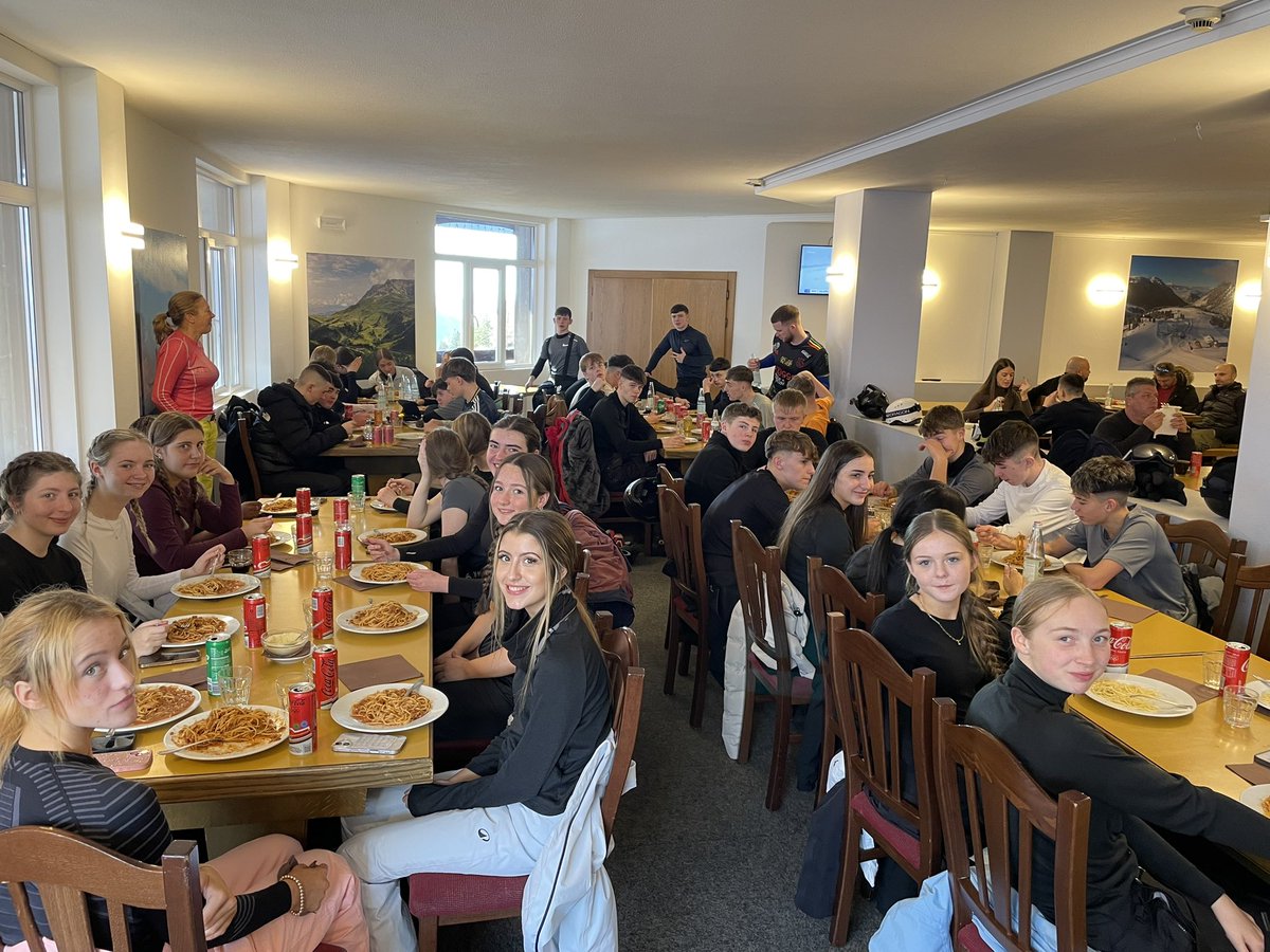 KAHealthWB's tweet image. First morning-done! Everyone loving the skiing and the scenery 🎿🚠@Kilwinning_Acad @Skisupremeuk