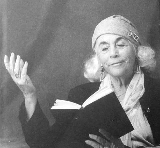 "Para mí vivir es no tener prisa, contemplar las cosas, prestar oído a las cuitas ajenas, sentir curiosidad y compasión, no decir mentiras, compartir con los vivos un vaso de vino o un trozo de pan, acordarse con orgullo de la lección de los muertos".
En el centenario del