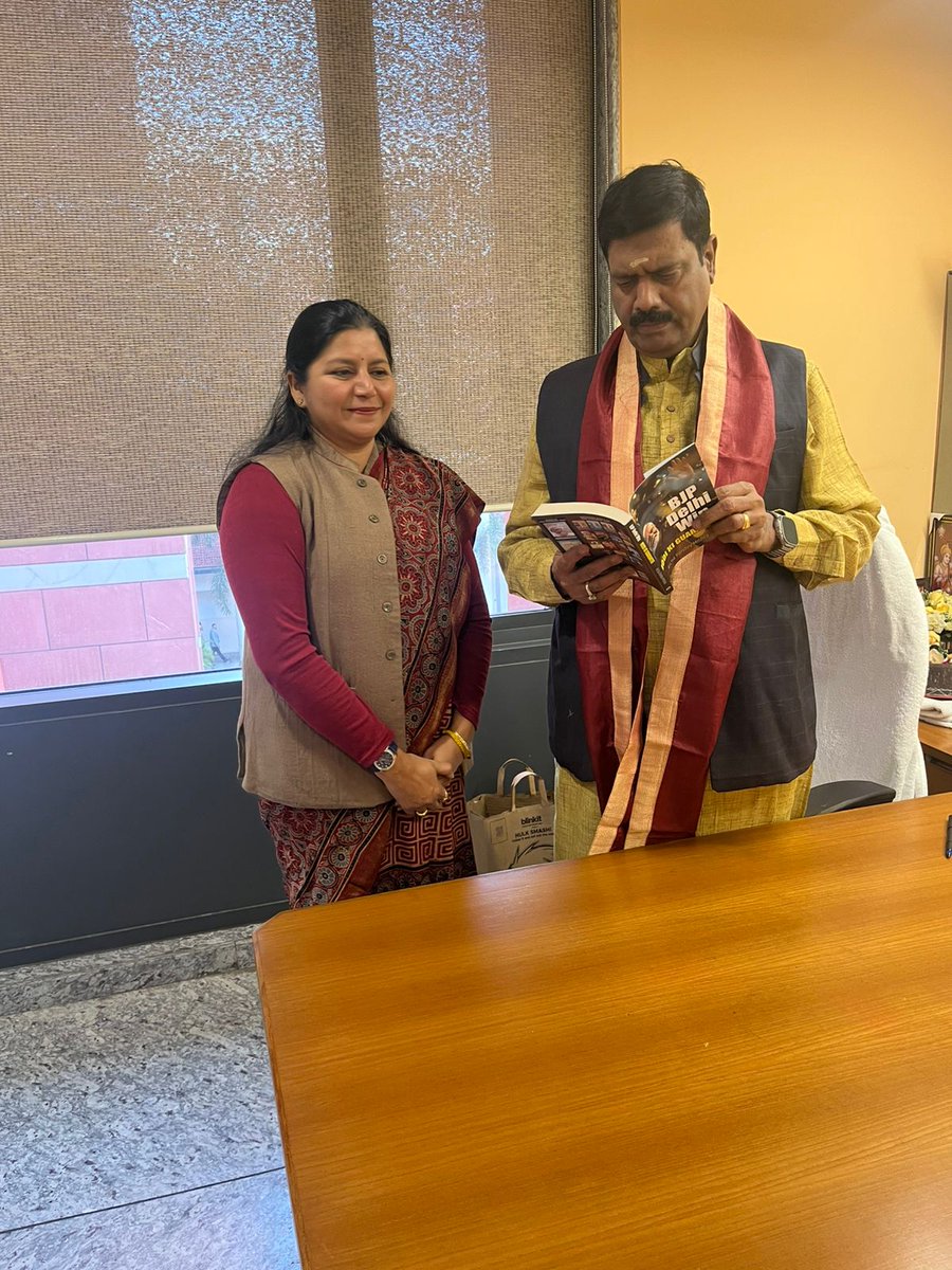 richapandey's tweet photo. भारतीय जनता पार्टी के राष्ट्रीय सचिव तथा तमिलनाडु एवं लक्षद्वीप के राज्य प्रभारी आदरणीय श्री अरविंद मेनन जी से शिष्टाचार भेंट करने का सौभाग्य प्राप्त हुआ।

संगठन को सुदृढ़ बनाने, कार्यशैली को और प्रभावी बनाने तथा जनसेवा के विभिन्न आयामों पर विस्तृत चर्चा हुई।

@MenonArvindBJP @BJP4India @BJP4Delhi
