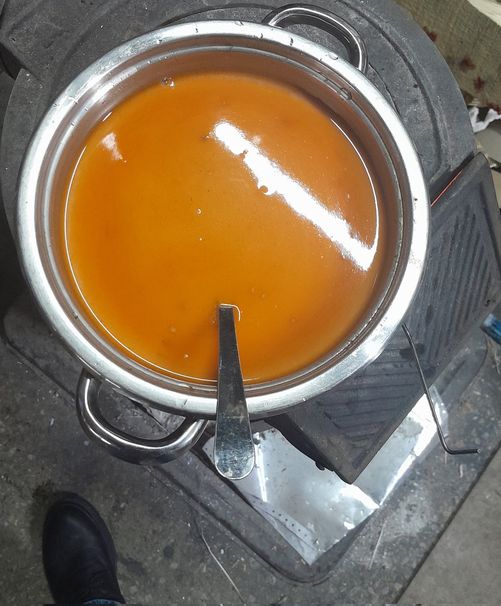 İş Yerinde Soba Üzerinde Çorba Pişirenleride Gördük -)