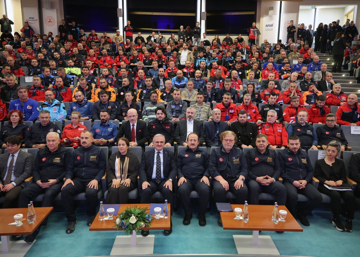 Milletimizin ihtiyaç duyduğu her anda güvenilir ve etkili insani yardım ulaştırma hedefimiz doğrultusunda önemli bir adım daha attık. 
Kaanlar Vakfı olarak, AFAD’ın düzenlemiş olduğu Akreditasyon Sertifika Teslim Törenine katılarak kurumsal kapasitemizi resmileştiren AFAD