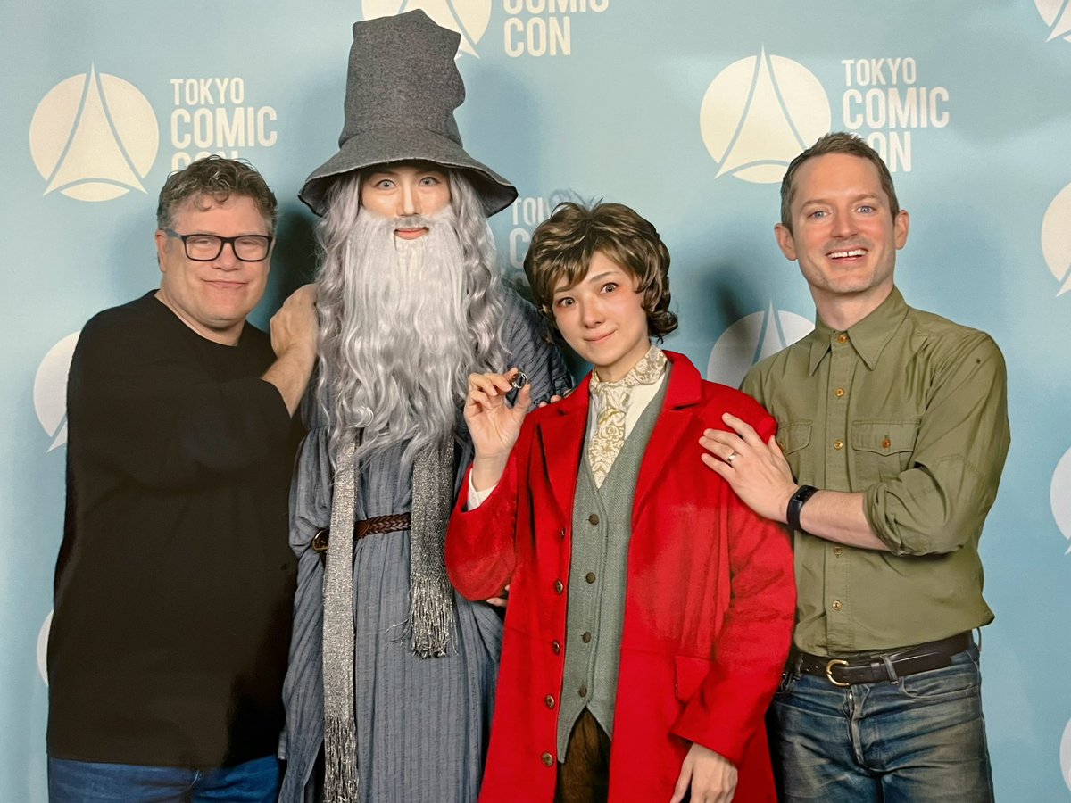 これは、長年の推しホビットに会えてブルブル震えながら片言で喜びを伝えたら、「Beautiful.」と肩を抱かれたので動揺しすぎて直立虚無顔になった夢爺さん