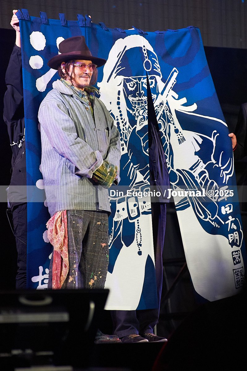 FJJOfficial's tweet photo. Johnny Depp steals the spotlight as he greets fans on stage during Tokyo Comic Con 2025 at Makuhari Messe in Chiba, Japan on Dec. 7. (Photos by @dinnotdean) 

#johnnydepp #東京コミコン #tokyocomiccon #dineugeniophotography #DnDPressJapan #filipinojapanesejournal https://t.co/VKW05TEpOb