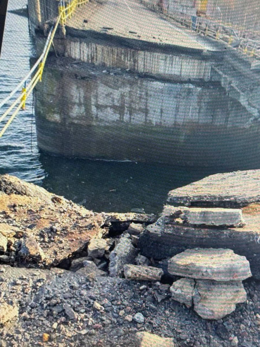 KShevchenkoReal's tweet image. 🇷🇺Russia struck the 🇺🇦 Pechenihy dam bridge in #Kharkiv region, suspending traffic once again. The Pechenihy Reservoir provides drinking water to ~1 million people — damaging this infrastructure threatens flooding, water shortages, and millions in repair costs, while long detours…
