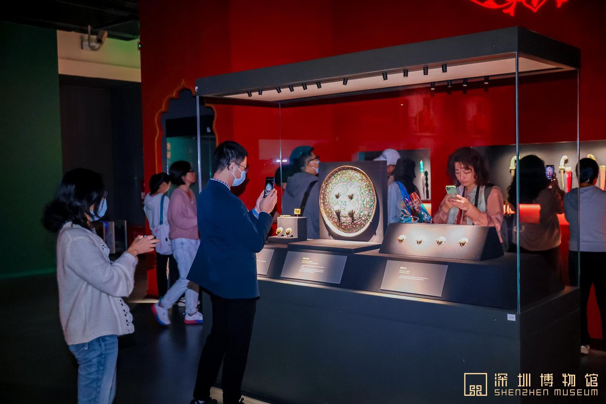 آثار كويتية مشاركة في "الصين" 
من مجموعة الصباح الآثارية 
#الكويت تصافح #الصين ثقافيا وفنيّا 🇰🇼

منها أكبر عملة أثرية مسكوكة بالعالم "والأثمن" تُعادل  ألف مُهر  من عهد الإمبراطور المغولي نور الدين جهانكير سنة 1022 هجرية. وتزن ١٢ كيلو  من الذهب الخالص.