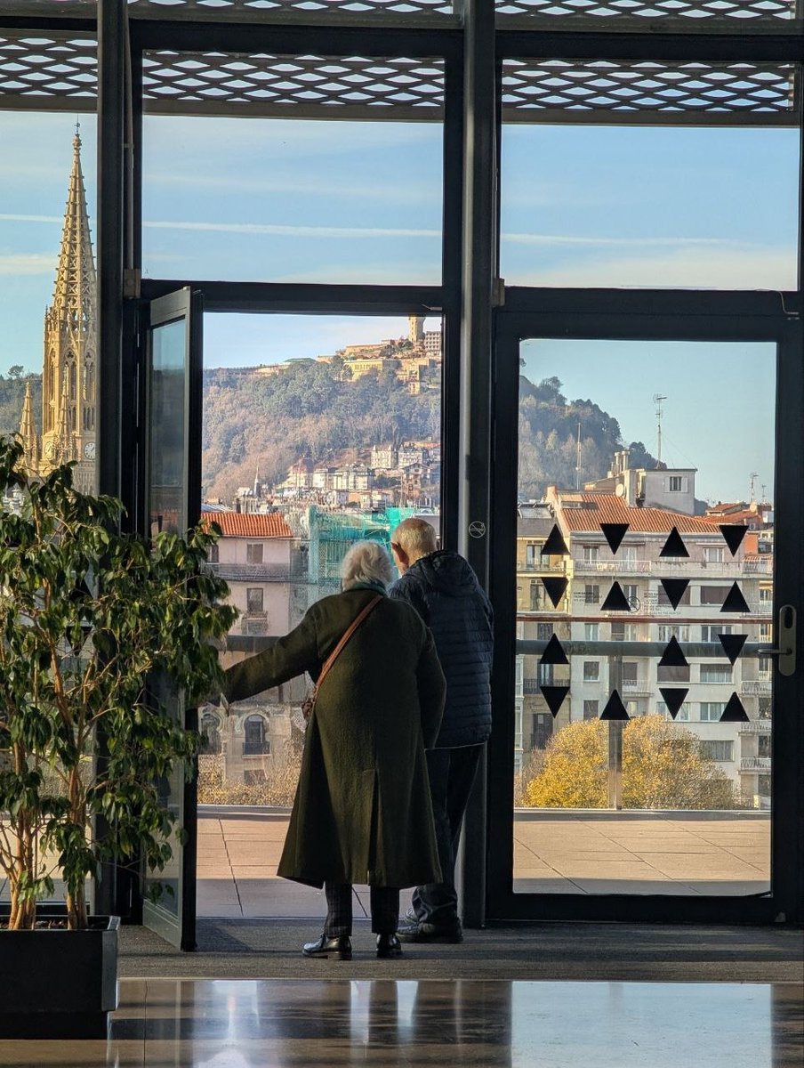 ✨Haurrak, gazteak zein adineko pertsonak ikusten ditugu egunero gure solairuetan. Hamaika bizipen, hamaika abentura. 
#NahibesteTabakalera

✨Vemos a niños, jóvenes y personas mayores todos los días en nuestras plantas. Un sinfín de vivencias y aventuras.
#InfinitasTabakaleras