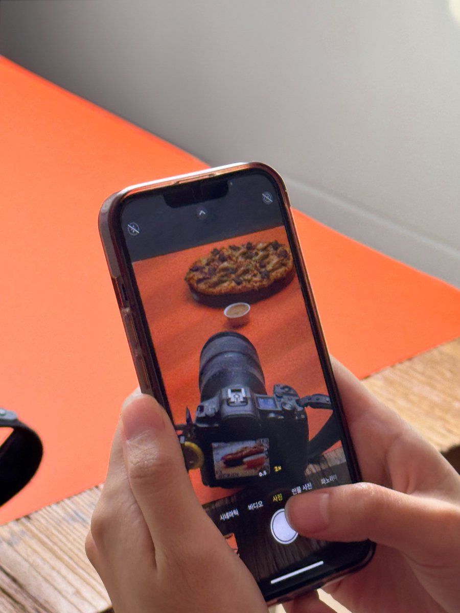 [속보] 도미노피자 신제품 스포.jpg

신제품을 찍는
카메라를 찍는
폰을 찍는 담당자

도미노 겨울 신제품 D-3
Coming Soon💙

[도미노피자 신제품 소문내기 RT 이벤트]
인용, RT = 🍕 3명