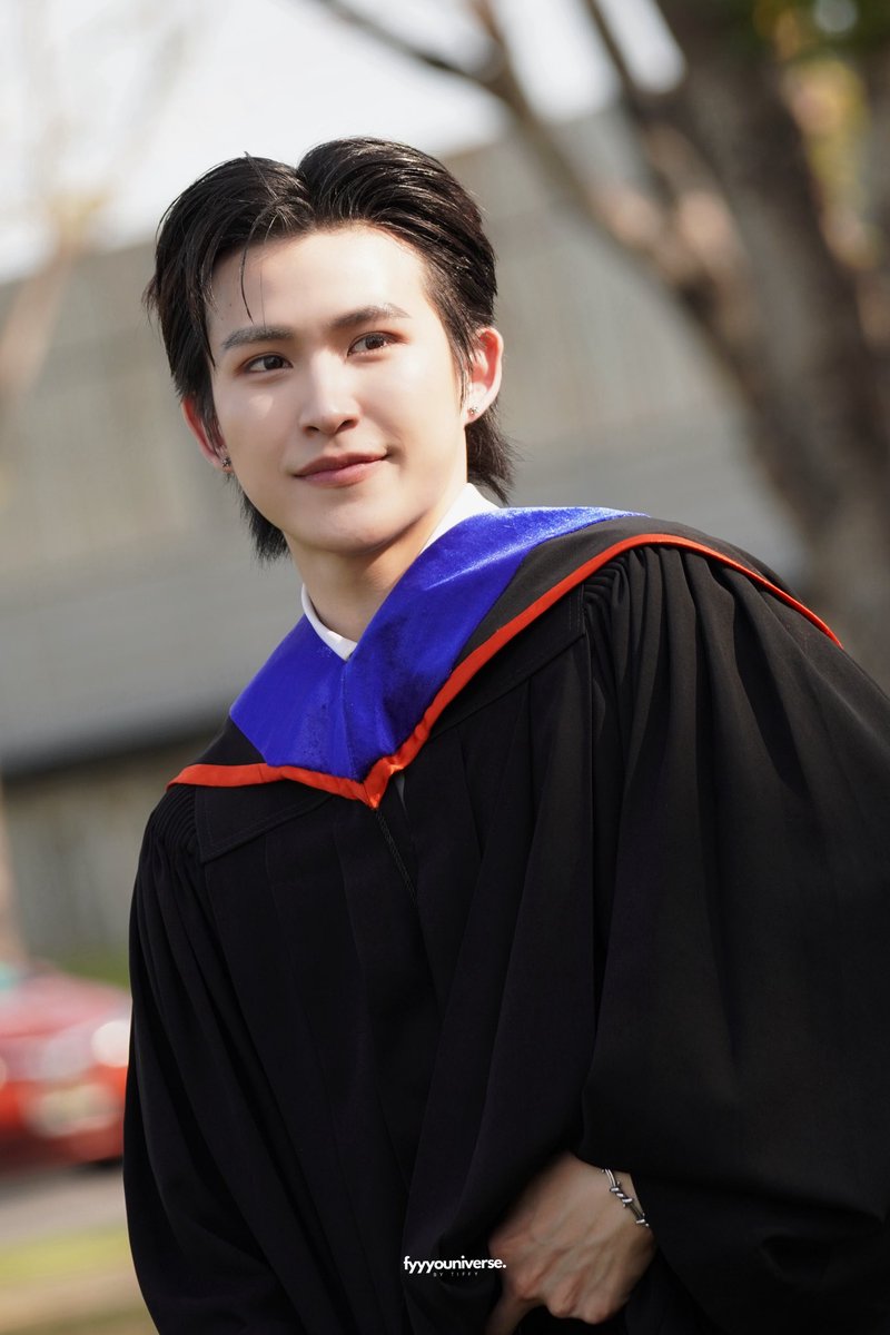 fyyyouniverse's tweet photo. Seeing him graduate feels like watching a star rise even higher 💖✨ @piyangkull
#FIRSTGRADUATIONDAY
#FIRSTPIYANGKULL #FIRSTLOVE #PSTUFE https://t.co/Y8xwRlMgNs