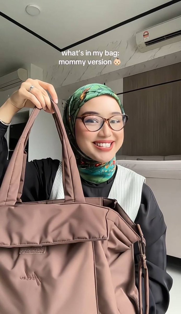 QueenTelekungSK's tweet photo. Lepas tengok Aida Razman siapkan diapers bag anak dia baru i tau mak mak ni sebenarnya banyak bawak barang atas dasar ‘just in case’ 🤣🤣 hebattttt la naluri seorang ibu ni boleh predict anakkk hahahhaa https://t.co/7t1OGbSOWo