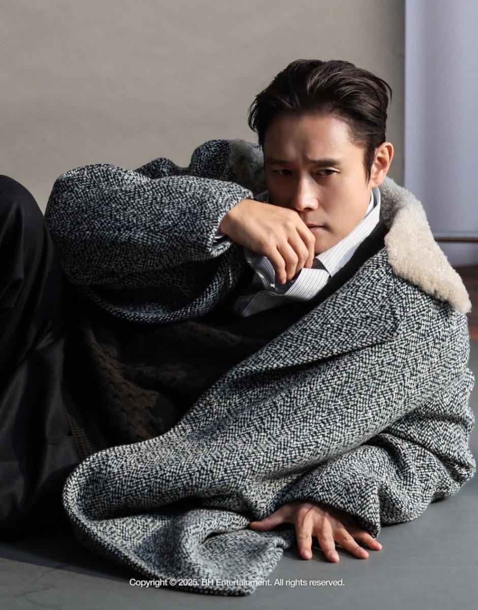 noknocwhosthere's tweet photo. 🖤💙🤎🤍 Elegante, guapo, talentoso.. como el 🍷 
#leebyunghun #wwd x #zegna #bhent @neonrated #FYC @VanityFair @Variety #GoldenGlobes https://t.co/HvwhFFJUut