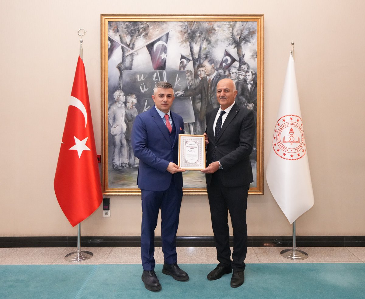 Belediye Başkanımız M.Halis Özsoy Fahri Hemşehrilik Beratı’nı Milli Eğitim Bakanlığı Destek Hizmetleri Genel Müdürü Doç. Dr. Fatih Ömür Karakullukçu’ya takdim etti.