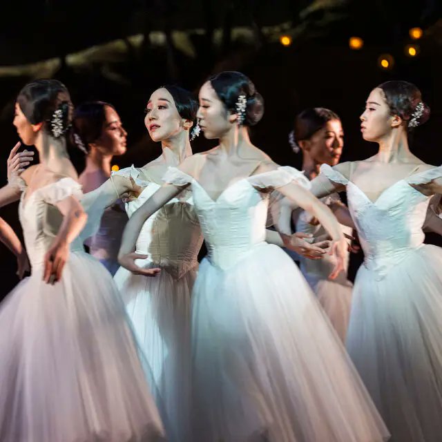 UenoSako's tweet photo. NYT ダンス評論家選出の 2025ベストパフォーマンスに #新国立劇場 #ジゼル ロンドン公演が #TilerPeck #TwylaTharp #Batsheva 他とともに選出されています。Congrats!
記事トップに、第2幕 #米沢唯 氏とコールドの写真掲載。
Best Dance Performances of 2025 https://t.co/EBcjMknxST https://t.co/NaCP4v8W5I