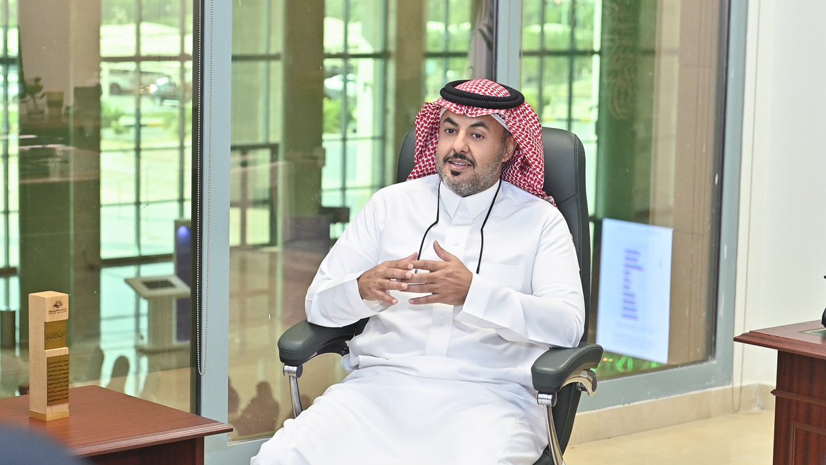 WAlmojaly's tweet photo. أُجل وأُقدر كل من زارني وتواصل معي في الفترة الأخيرة ، ولكن كان لزيارة أبنائي الطلاب وبناتي الطالبات في نادي الإعلام بـِ #جامعة_المجمعة @MediaClub_mu عظيم الأثر في نفسي ، فشكراً لوفائهم ومشاعرهم التي أعتبرها أغلى وسام تقلدته في حياتي المهنية . https://t.co/CpDhvVeZWU
