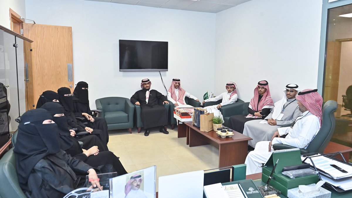 WAlmojaly's tweet photo. أُجل وأُقدر كل من زارني وتواصل معي في الفترة الأخيرة ، ولكن كان لزيارة أبنائي الطلاب وبناتي الطالبات في نادي الإعلام بـِ #جامعة_المجمعة @MediaClub_mu عظيم الأثر في نفسي ، فشكراً لوفائهم ومشاعرهم التي أعتبرها أغلى وسام تقلدته في حياتي المهنية . https://t.co/CpDhvVeZWU
