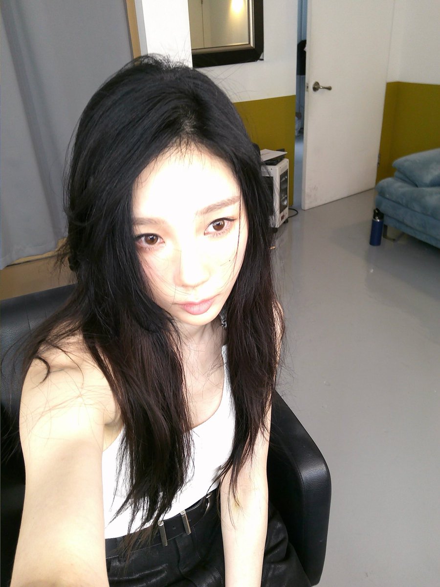1uvtmg's tweet photo. 아진심 4 5세대사이에서 올드아이폰붐와서 노출다날라가는셀피업로드하고잇을때
태연: 난이렇게살아왓는데, https://t.co/x3xI9PH4oA