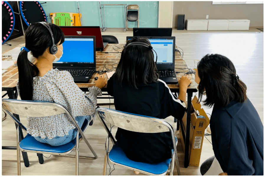 kidscodeclubjp's tweet photo. 【スタッフ募集！】Kids Code Clubでは、デジタルを通じて子どもたちの可能性を広げる事業をリードするマネージャーを募集しています✨

多様な外部パートナーやプロボノ・ボランティアと協働しながら、事業の推進とチームの成長をリードしていただく役割です。

困難を抱える子ども向けと、全世帯向けの2つのポジションから選んでいただけます。どちらもフルリモート勤務となります。

詳細は下記の募集ページをご覧ください🍀

【フルリモート可】デジタルで困難を抱える子どもの学びを支えるマネージャー募集
https://t.co/1fDDx1A1O0

【フルリモート可】子どもにテクノロジーの学びを届けるマネージャー募集
https://t.co/qLtLNJnUjQ