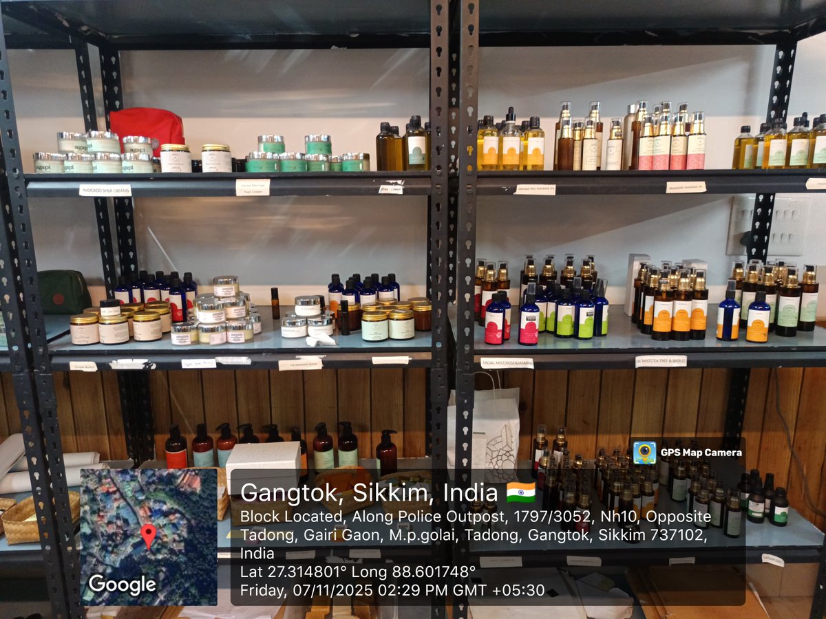 SrmSikkim's tweet image. Students of B.Sc. Zoology &amp;amp; Botany (5th Semester) gained hands-on exposure to eco-friendly product development during their industrial visit to Agapi, a women-led, sustainable skincare enterprise in Sikkim. 

#Agapi #SRMUniversitySikkim #IndustrialVisit #srmus