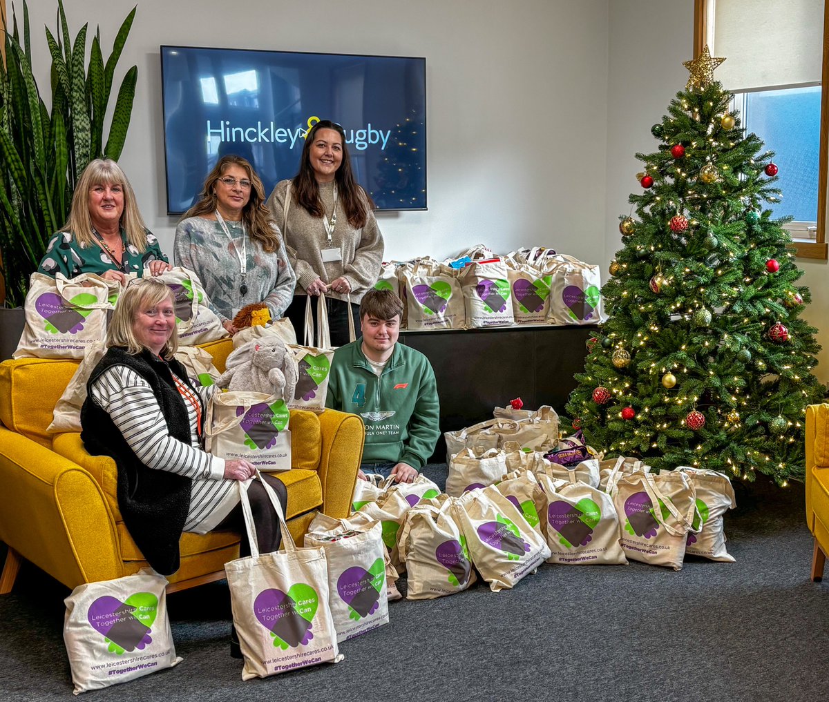 HinckleyRugbyBS's tweet image. We’re proud to support @LeicsCares with their #BagsOfHope campaign this Christmas. Our team donated 57 bags filled with festive treats &amp;amp; essentials for local people in need. A little kindness goes a long way! ✨#CommunitySupport #Togetherwecan